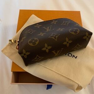 Authentic Louis   Vuitton cosmetic case with side  handler / LV box, brand new